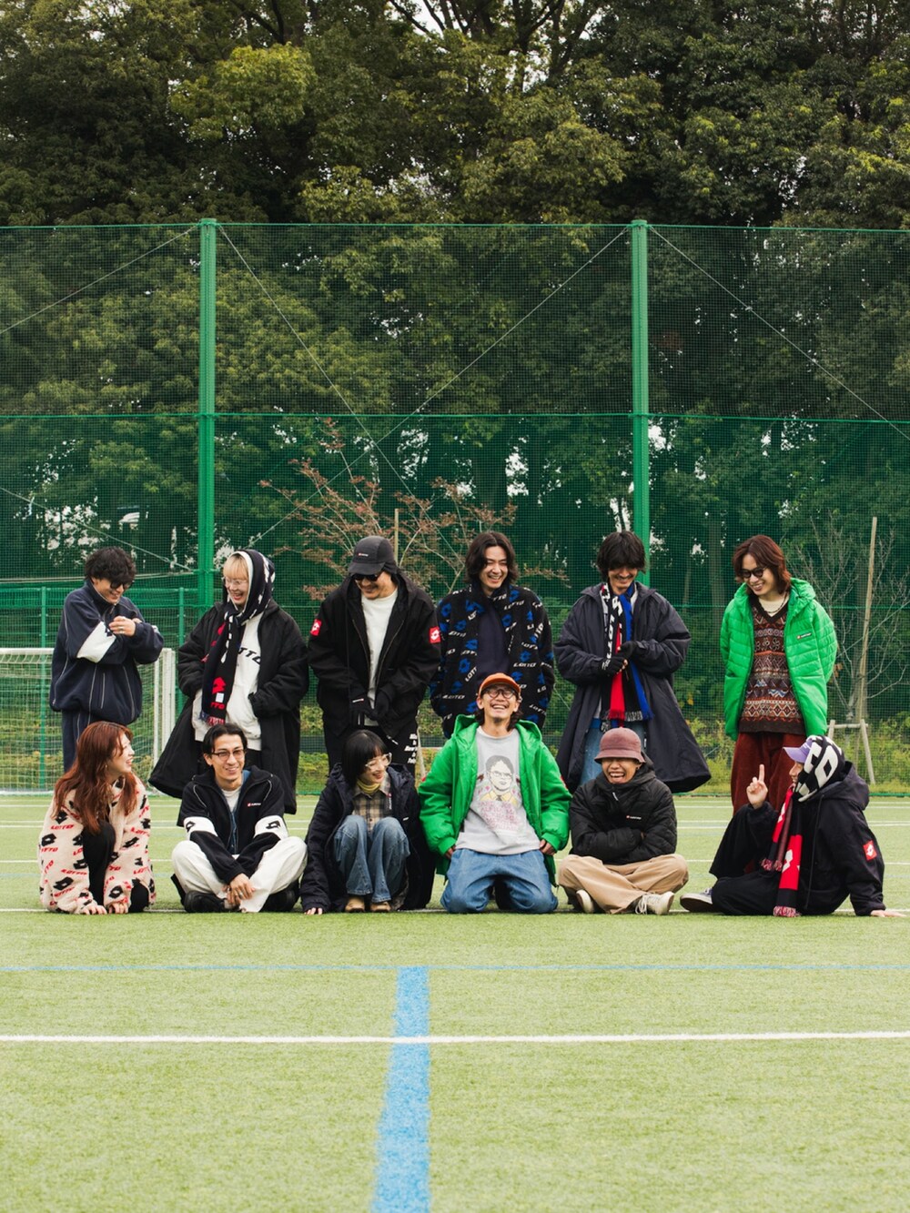 ブラック系のブルゾンを着用したメンズの秋コーディネートの2枚目の写真