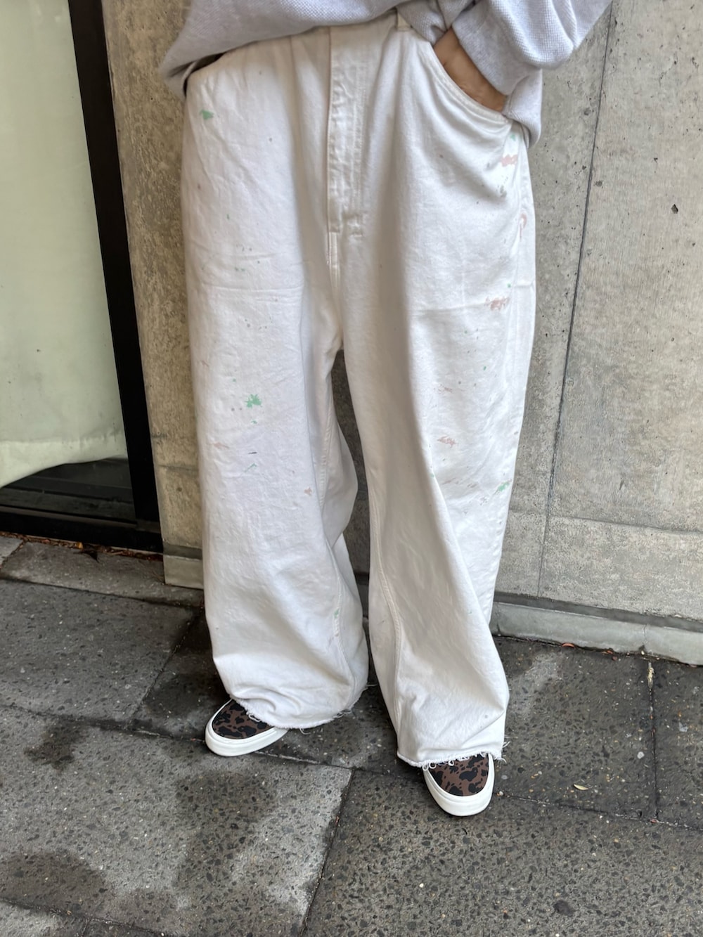 ホワイト系のニット/セーター、ブラウン系のスニーカーを着用したメンズの冬コーディネートの5枚目の写真