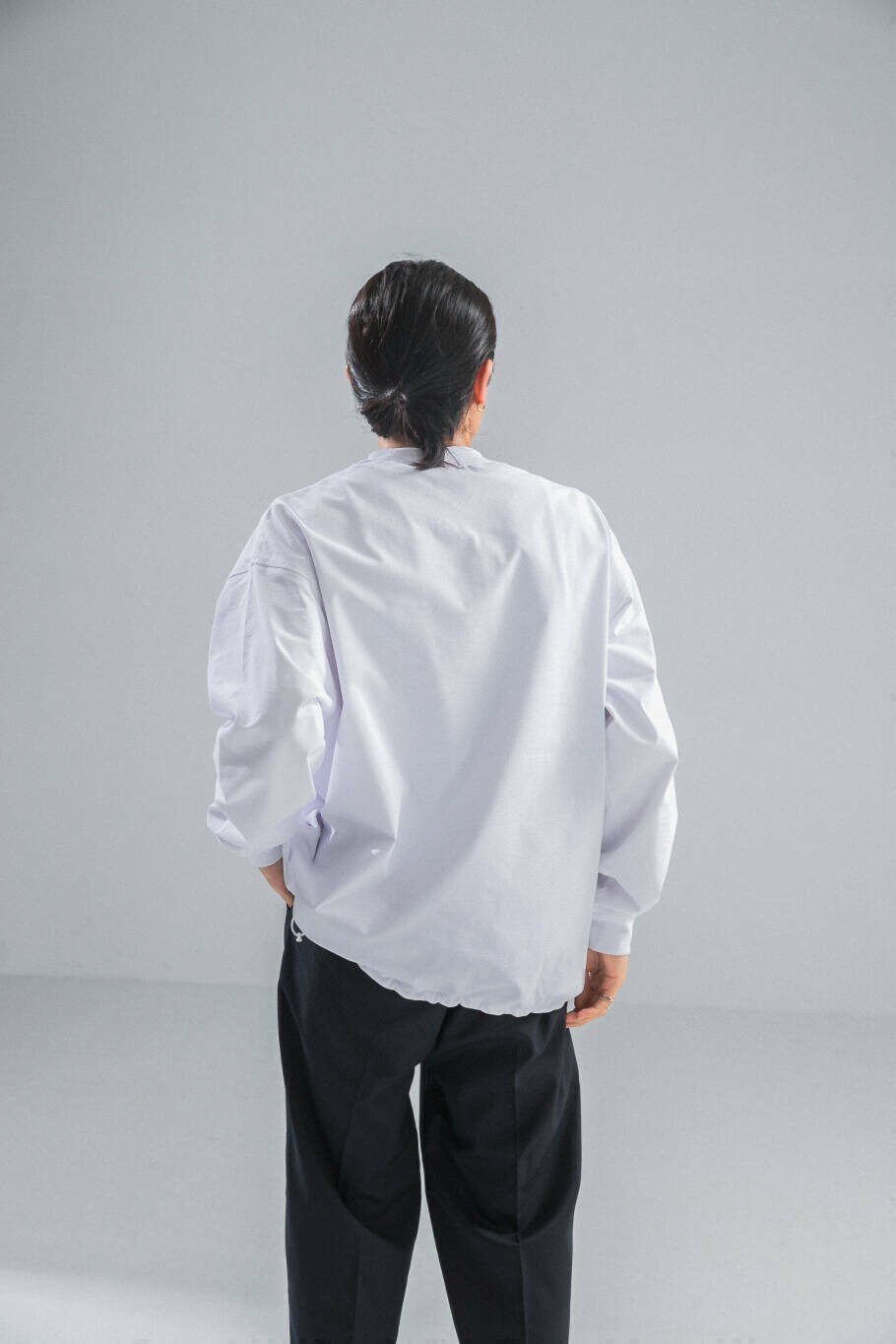 ブルー系のその他パンツ、ホワイト系のTシャツ/カットソーを着用したメンズの秋コーディネートの5枚目の写真