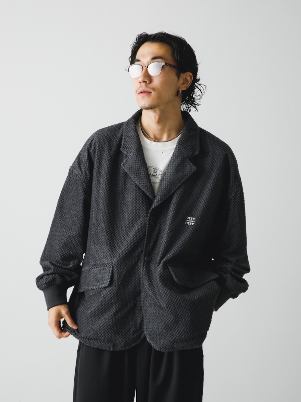 ブラック系のテーラードジャケット、ブラック系のその他パンツを着用したメンズの秋コーディネートの7枚目の写真