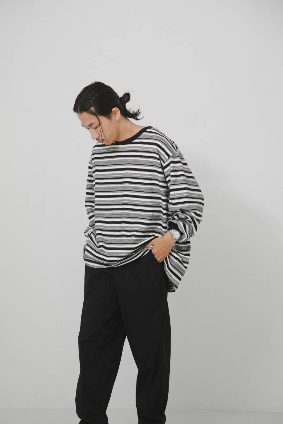 ブラック系のスニーカー、ブラック系のモッズコート、ブラック系のTシャツ/カットソーを着用したメンズの夏コーディネートの4枚目の写真