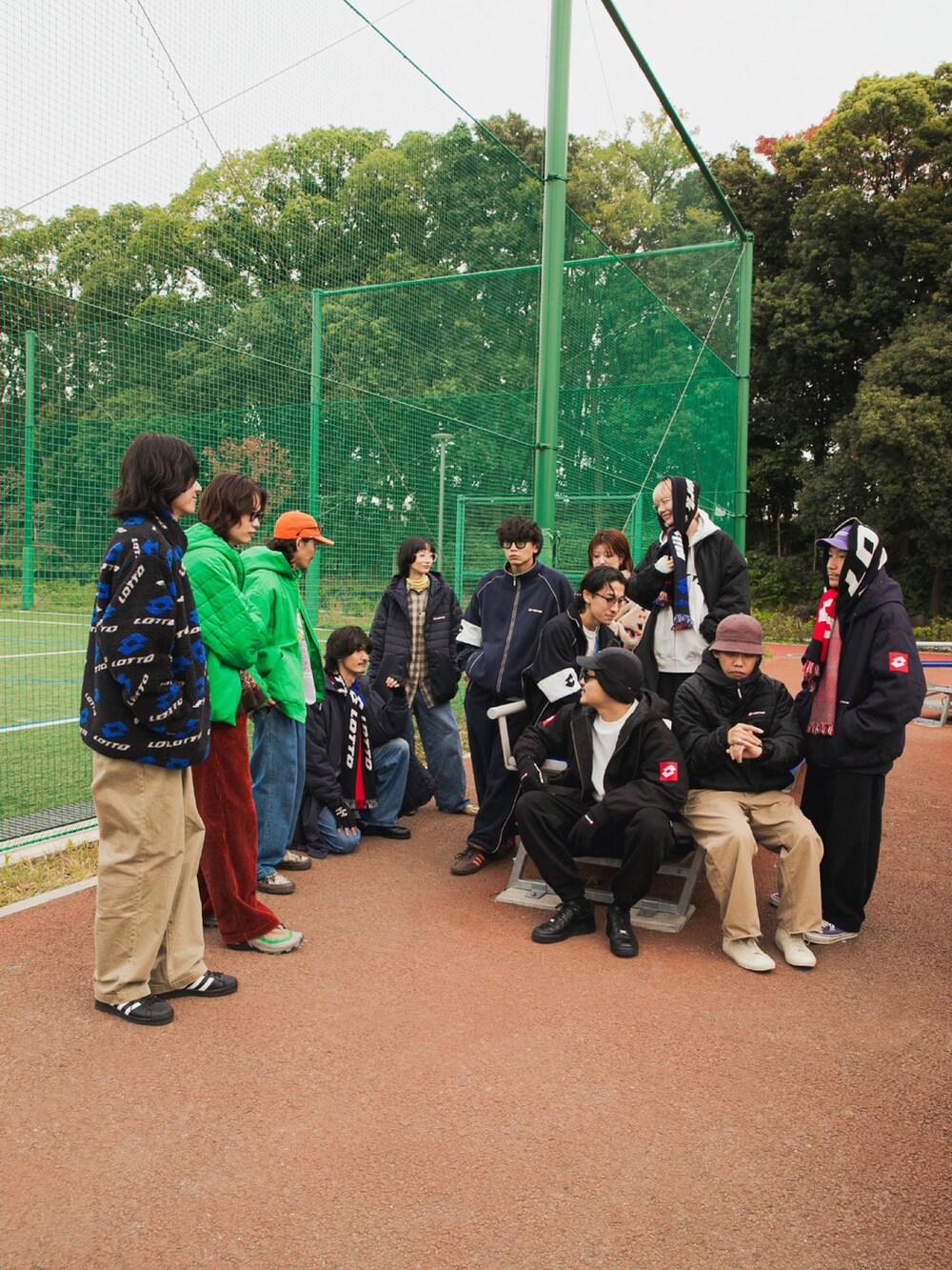 ブラック系のブルゾンを着用したメンズの秋コーディネートの9枚目の写真