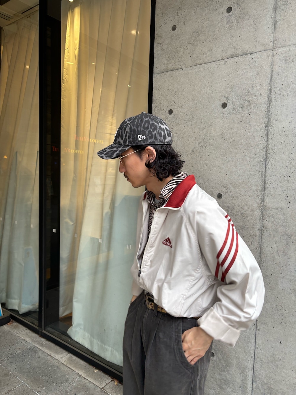 その他のキャップを着用したメンズの春コーディネートの3枚目の写真