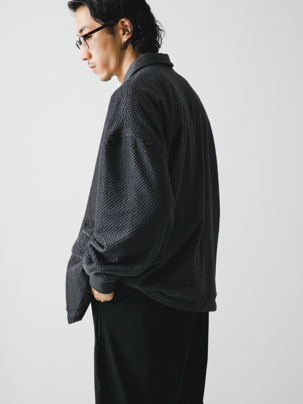 ブラック系のテーラードジャケット、ブラック系のその他パンツを着用したメンズの秋コーディネートの6枚目の写真