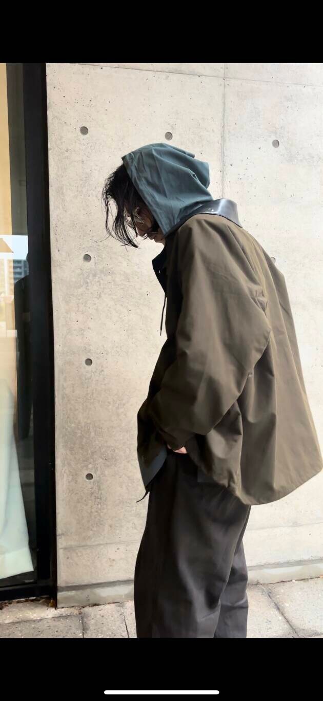 グリーン系のその他アウター、グリーン系のシャツ/ブラウス、グレー系のサンダルを着用したメンズの秋コーディネートの2枚目の写真