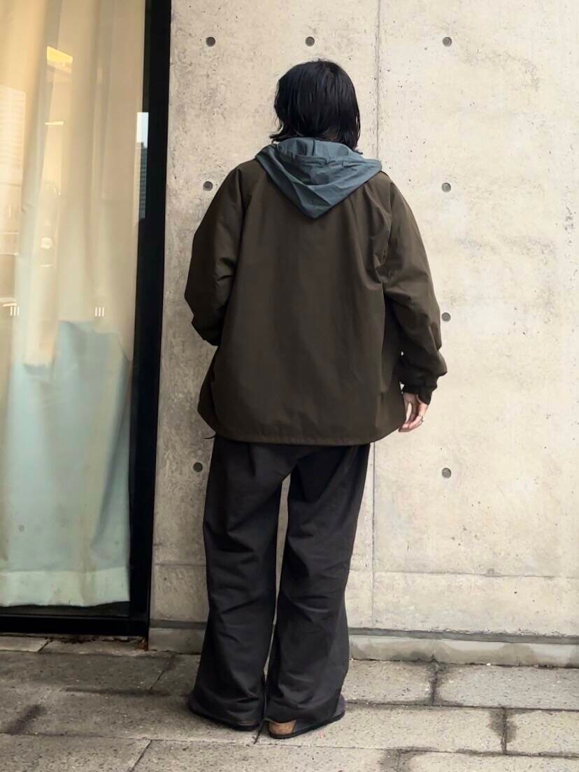 グリーン系のその他アウター、グリーン系のシャツ/ブラウス、グレー系のサンダルを着用したメンズの秋コーディネートの5枚目の写真