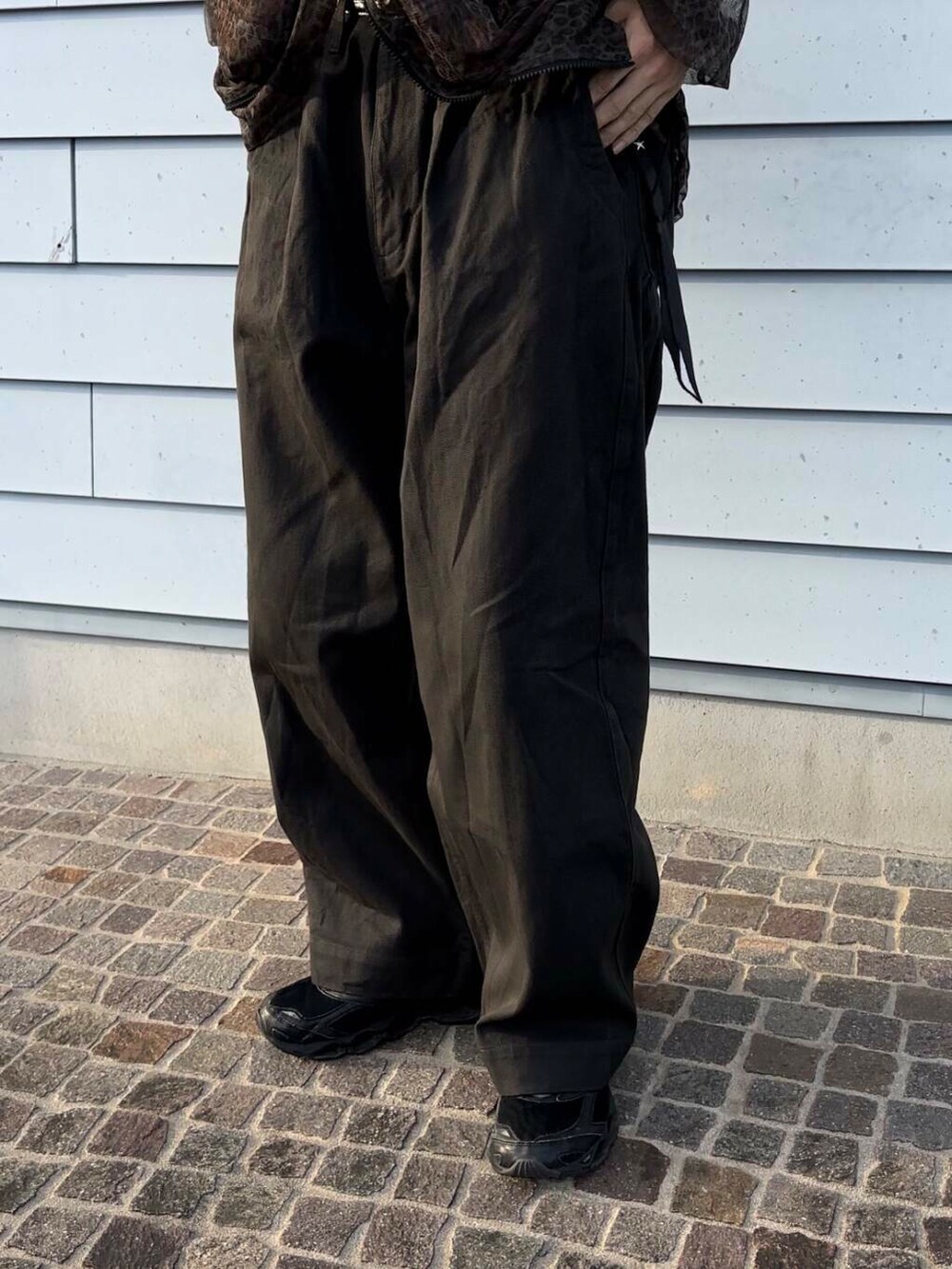 ブラック系のスニーカー、ブラック系のその他パンツを着用したメンズの秋コーディネートの6枚目の写真