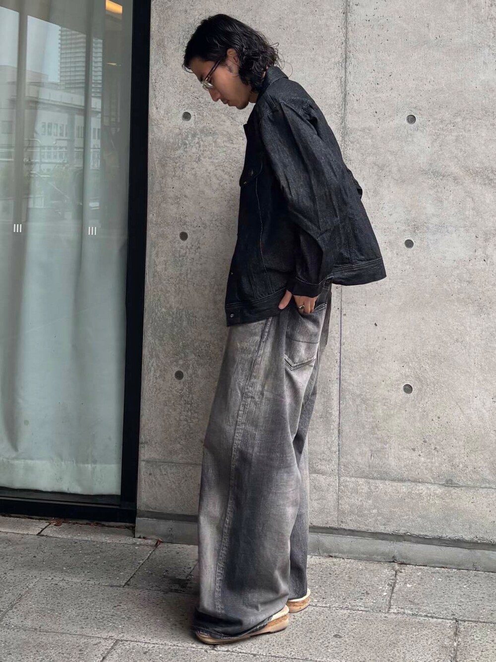 ブラック系のデニムジャケットを着用したメンズの夏コーディネートの3枚目の写真