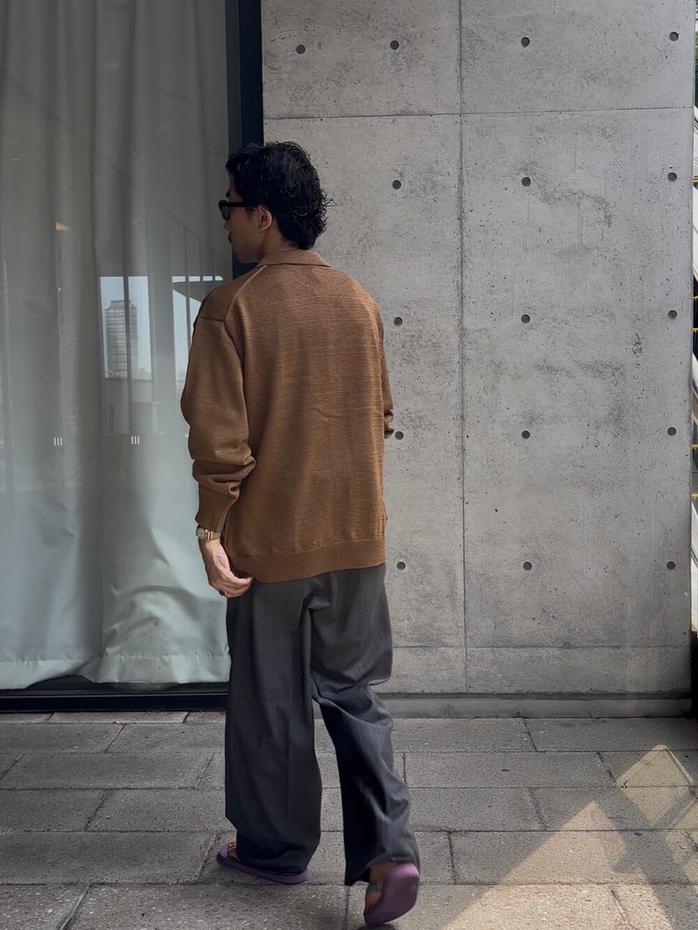 ブラウン系のカーディガン/ボレロ、グレー系のその他パンツを着用したメンズの夏コーディネートの4枚目の写真