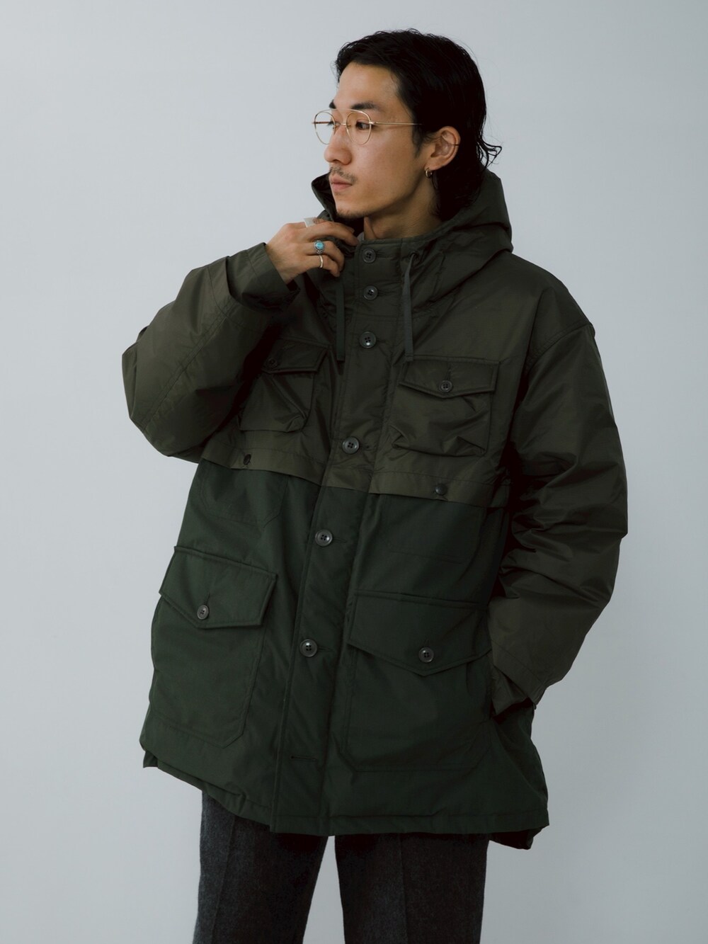 ブルー系のその他アウター、グレー系のその他パンツを着用したメンズの秋コーディネートの5枚目の写真