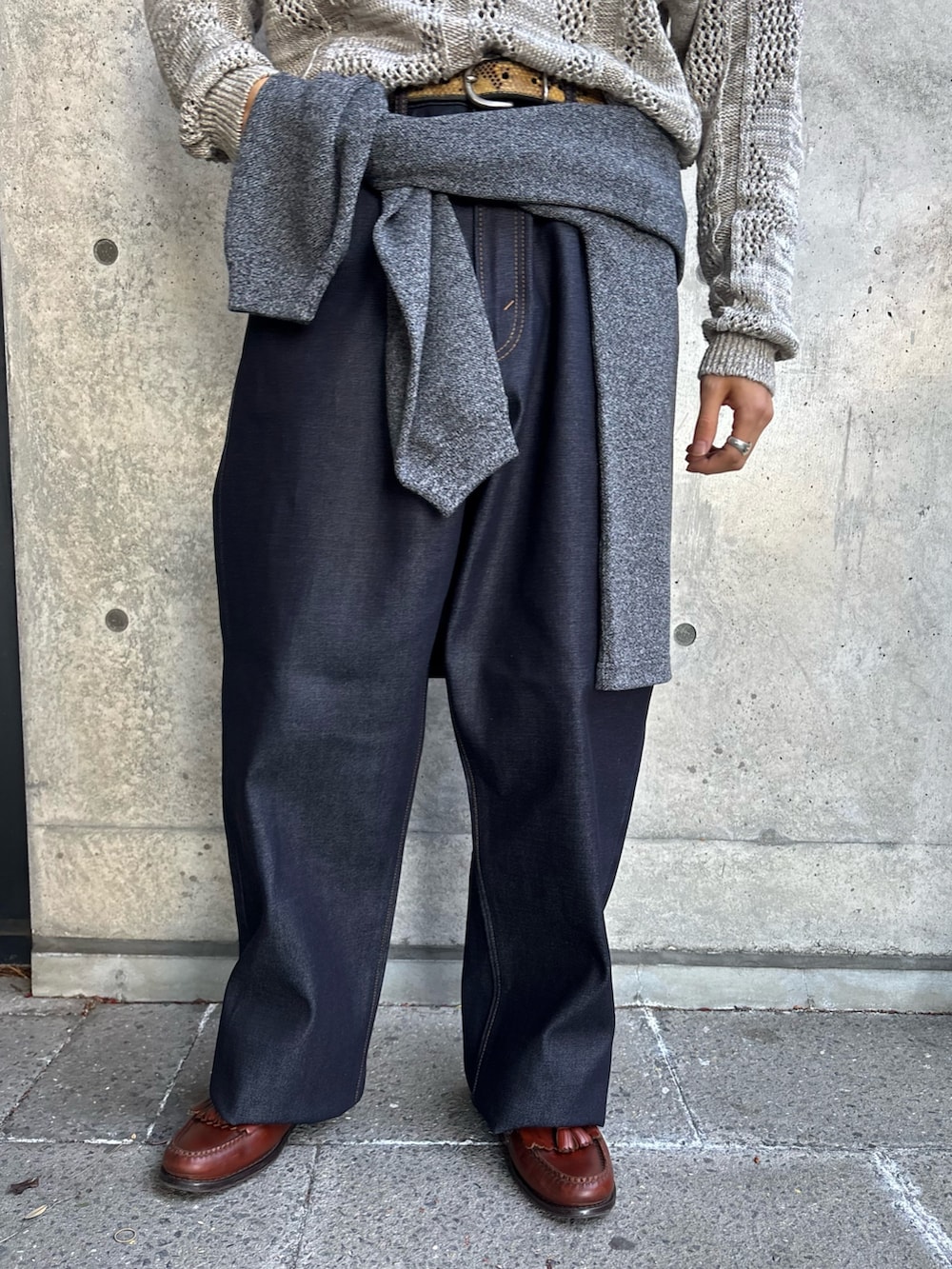 グレー系のニット/セーター、ブルー系のデニムパンツを着用したメンズの冬コーディネートの4枚目の写真