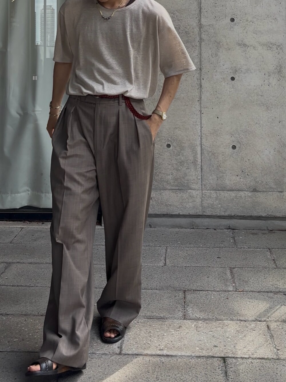 ホワイト系のTシャツ/カットソー、ブラウン系のその他パンツを着用したメンズの夏コーディネートの2枚目の写真