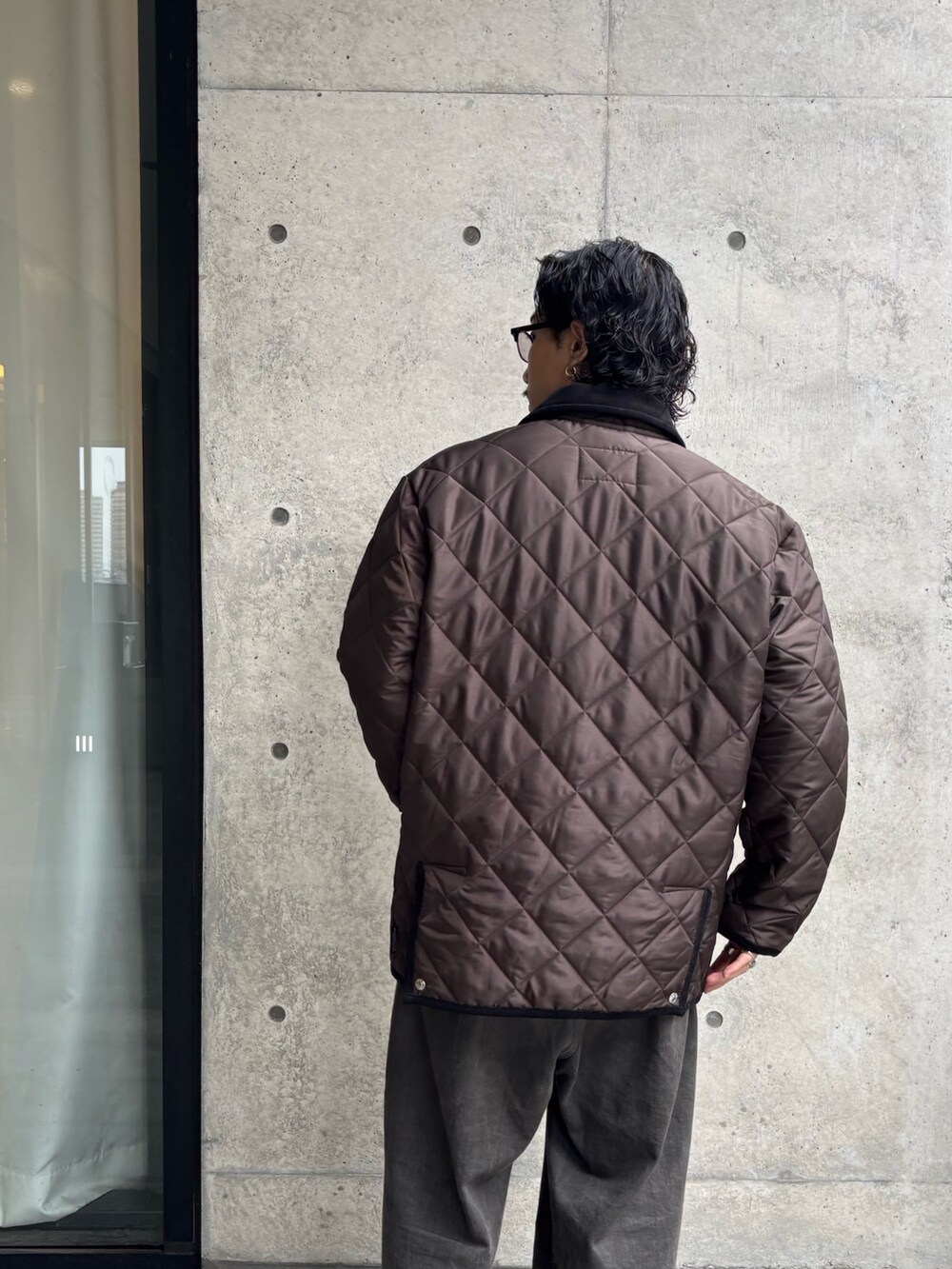 ブラウン系のダウンジャケット/コートを着用したメンズの秋コーディネートの2枚目の写真