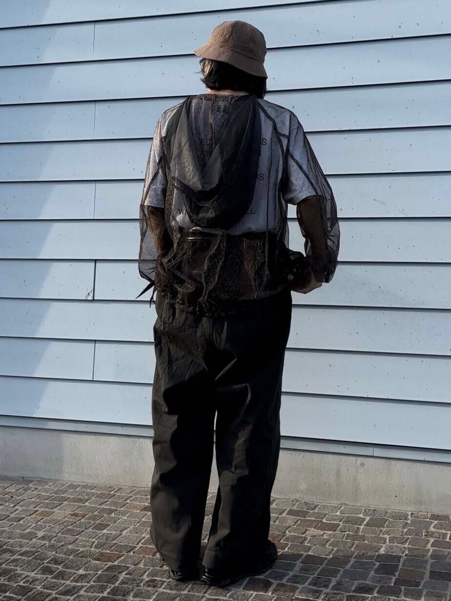 ブラック系のスニーカー、ブラック系のその他パンツを着用したメンズの秋コーディネートの4枚目の写真