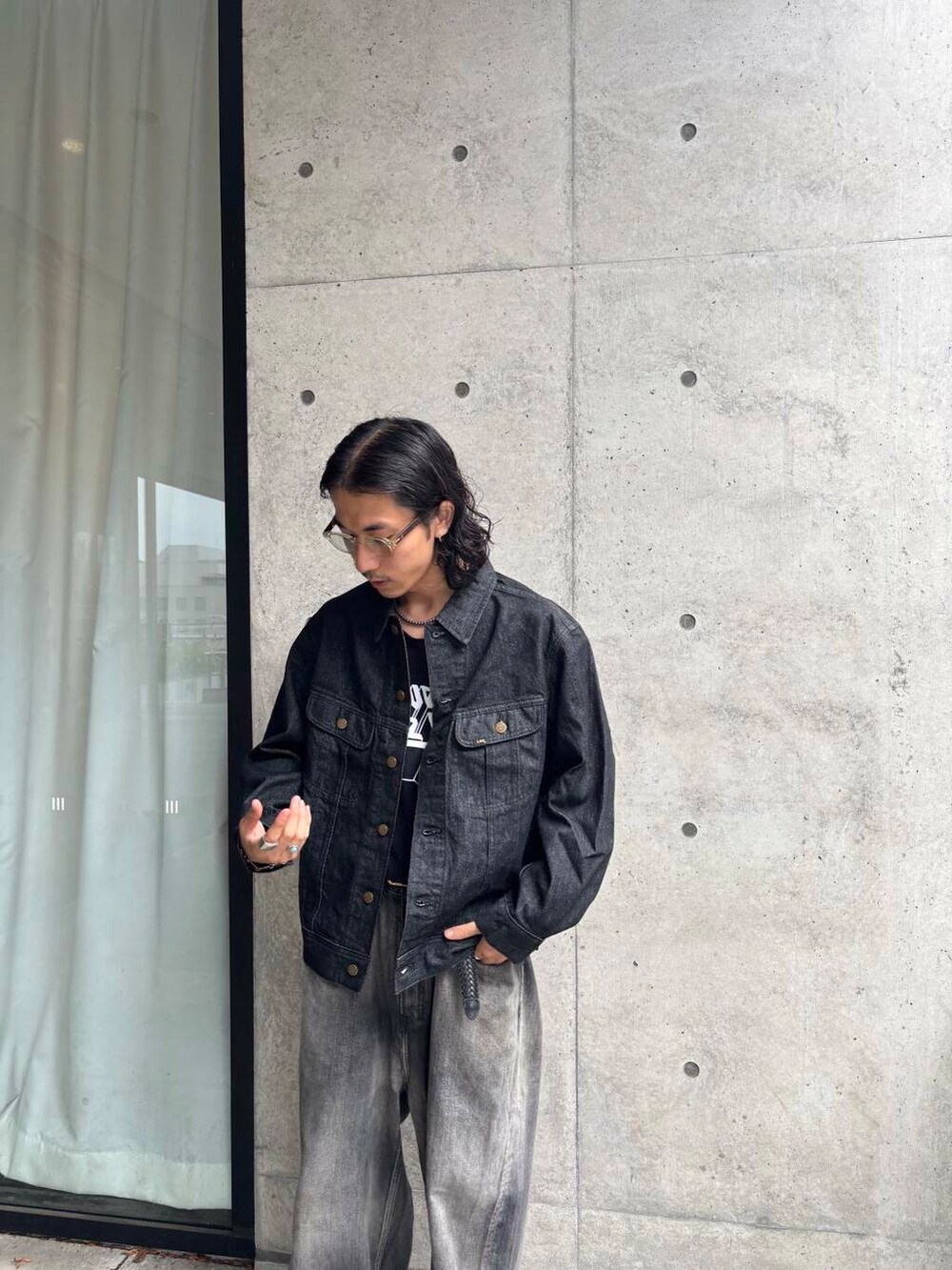 ブラック系のデニムジャケットを着用したメンズの夏コーディネートの4枚目の写真