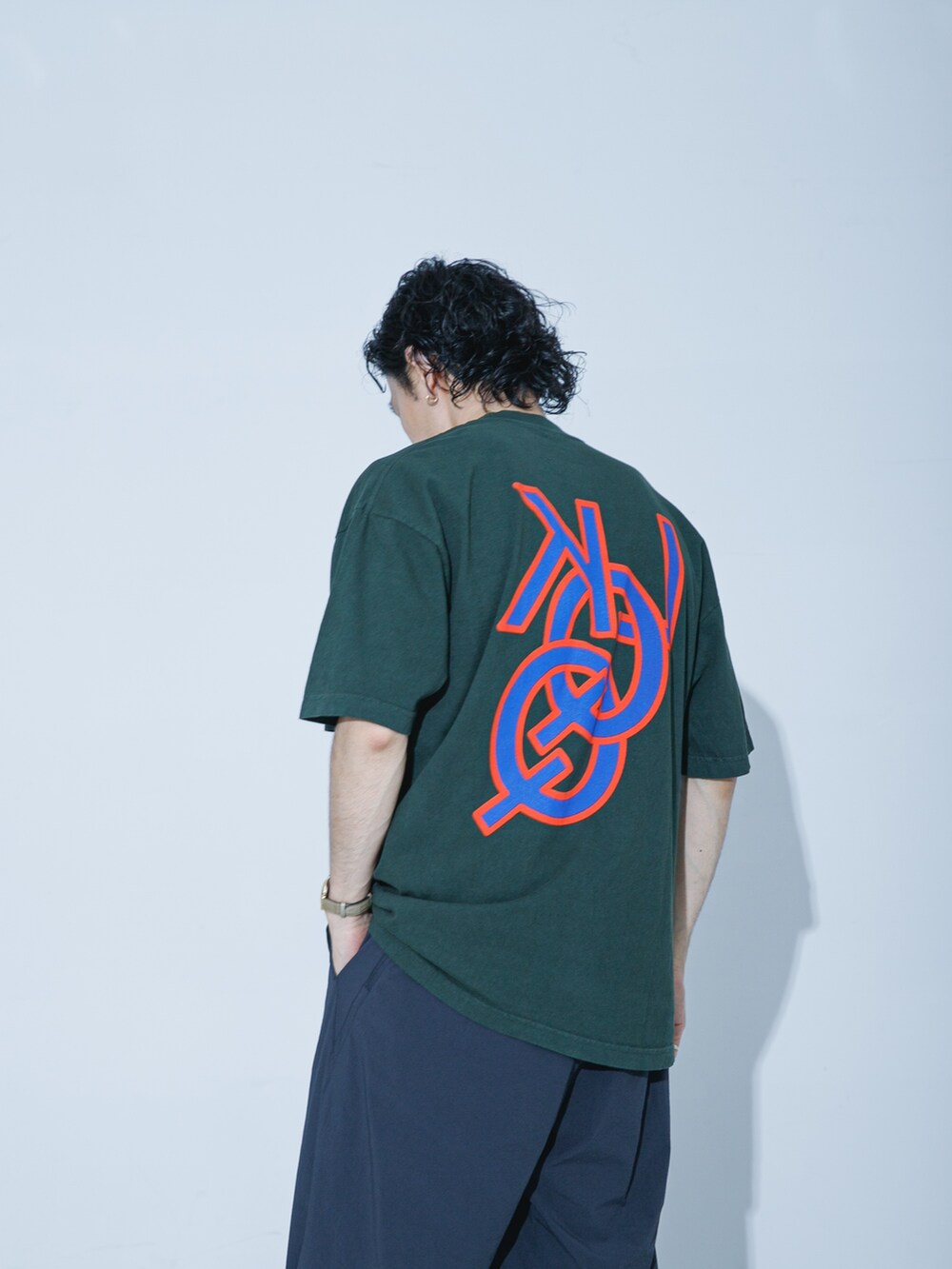 グリーン系のTシャツ/カットソー、グレー系のその他パンツを着用したメンズの夏コーディネートの4枚目の写真