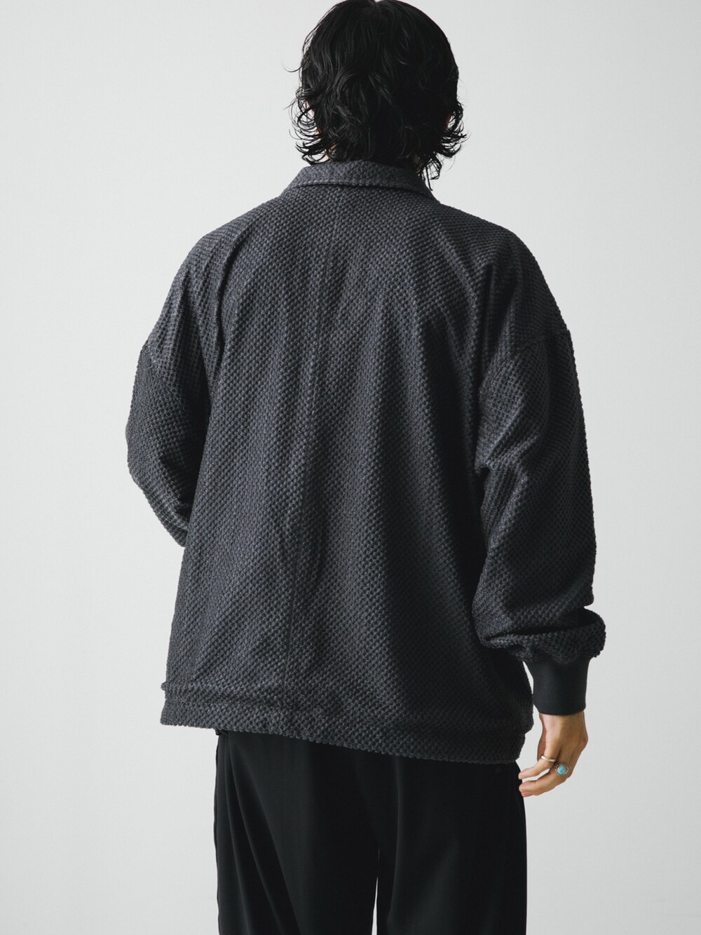 ブラック系のテーラードジャケット、ブラック系のその他パンツを着用したメンズの秋コーディネートの4枚目の写真