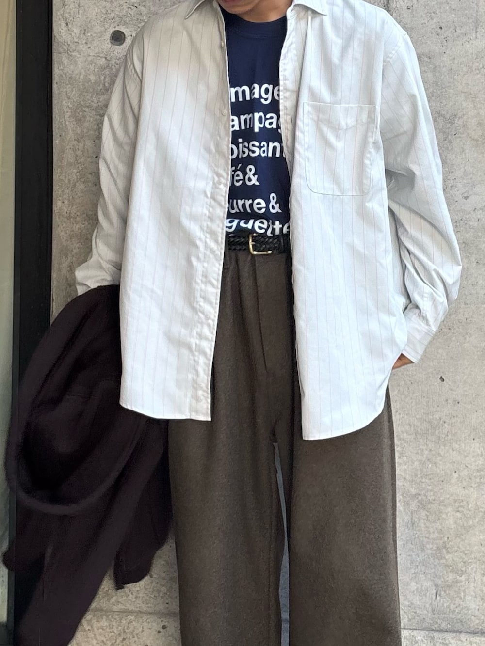 グレー系のシャツ/ブラウス、ブラウン系のパーカーを着用したメンズの冬コーディネートの3枚目の写真