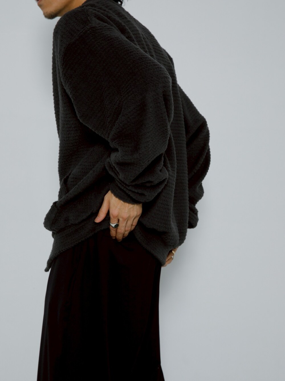 ブラック系のカーディガン/ボレロを着用したメンズの秋コーディネートの2枚目の写真