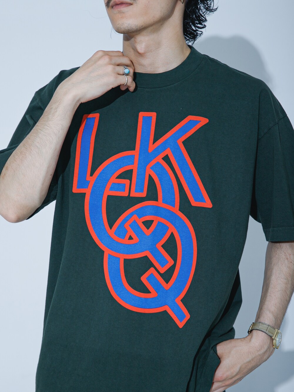グリーン系のTシャツ/カットソー、グレー系のその他パンツを着用したメンズの夏コーディネートの2枚目の写真