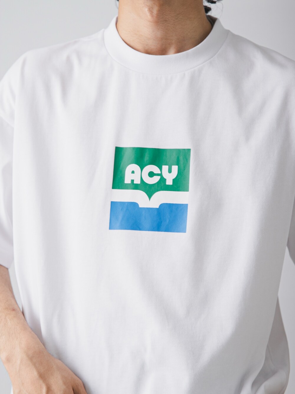 ホワイト系のTシャツ/カットソーを着用したメンズの夏コーディネートの2枚目の写真