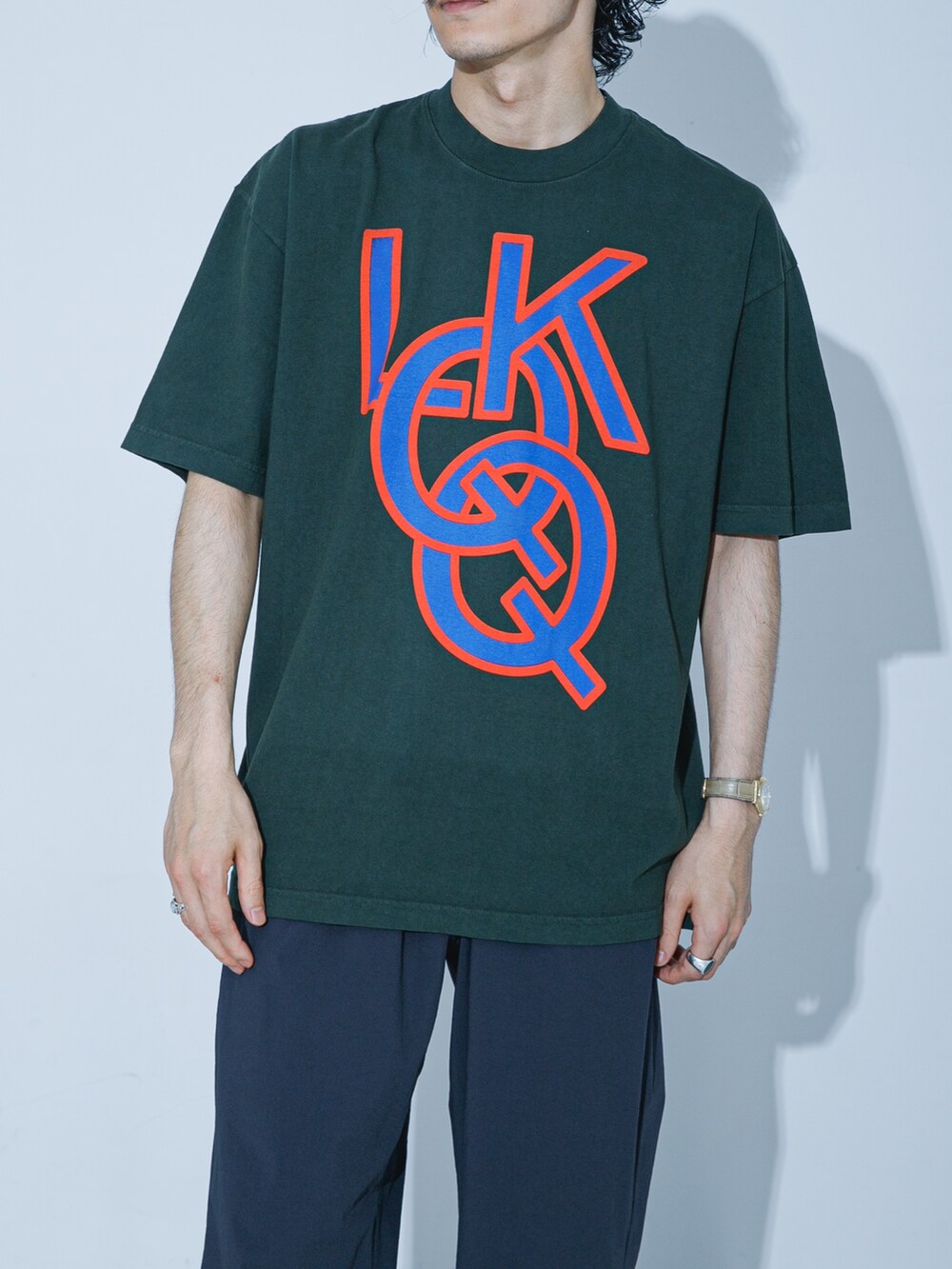 グリーン系のTシャツ/カットソー、グレー系のその他パンツを着用したメンズの夏コーディネートの3枚目の写真