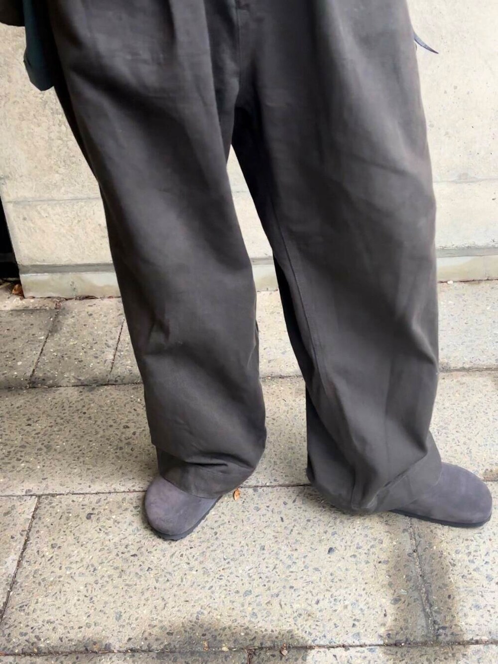 グリーン系のその他アウター、グリーン系のシャツ/ブラウス、グレー系のサンダルを着用したメンズの秋コーディネートの6枚目の写真