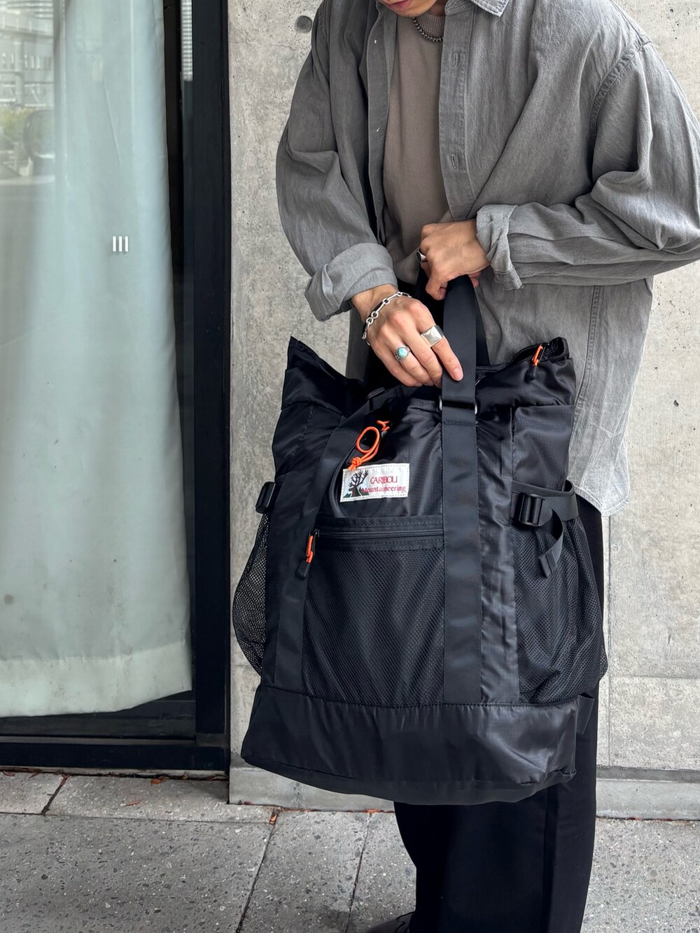 グレー系のシャツ/ブラウス、ブラック系のトートバッグを着用したメンズの夏コーディネートの5枚目の写真