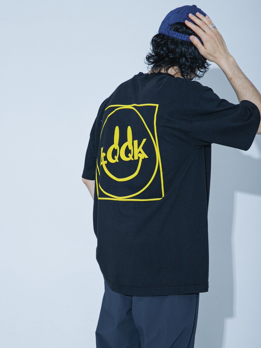 ブラック系のTシャツ/カットソー、ブルー系のキャップを着用したメンズの夏コーディネートの2枚目の写真