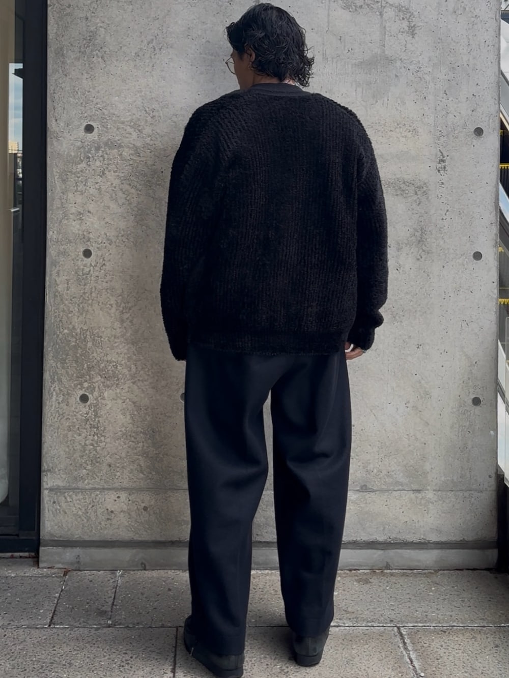 ブラック系のカーディガン/ボレロを着用したメンズの秋コーディネートの3枚目の写真