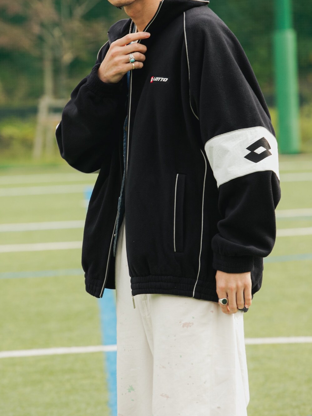 ブラック系のブルゾンを着用したメンズの秋コーディネートの4枚目の写真
