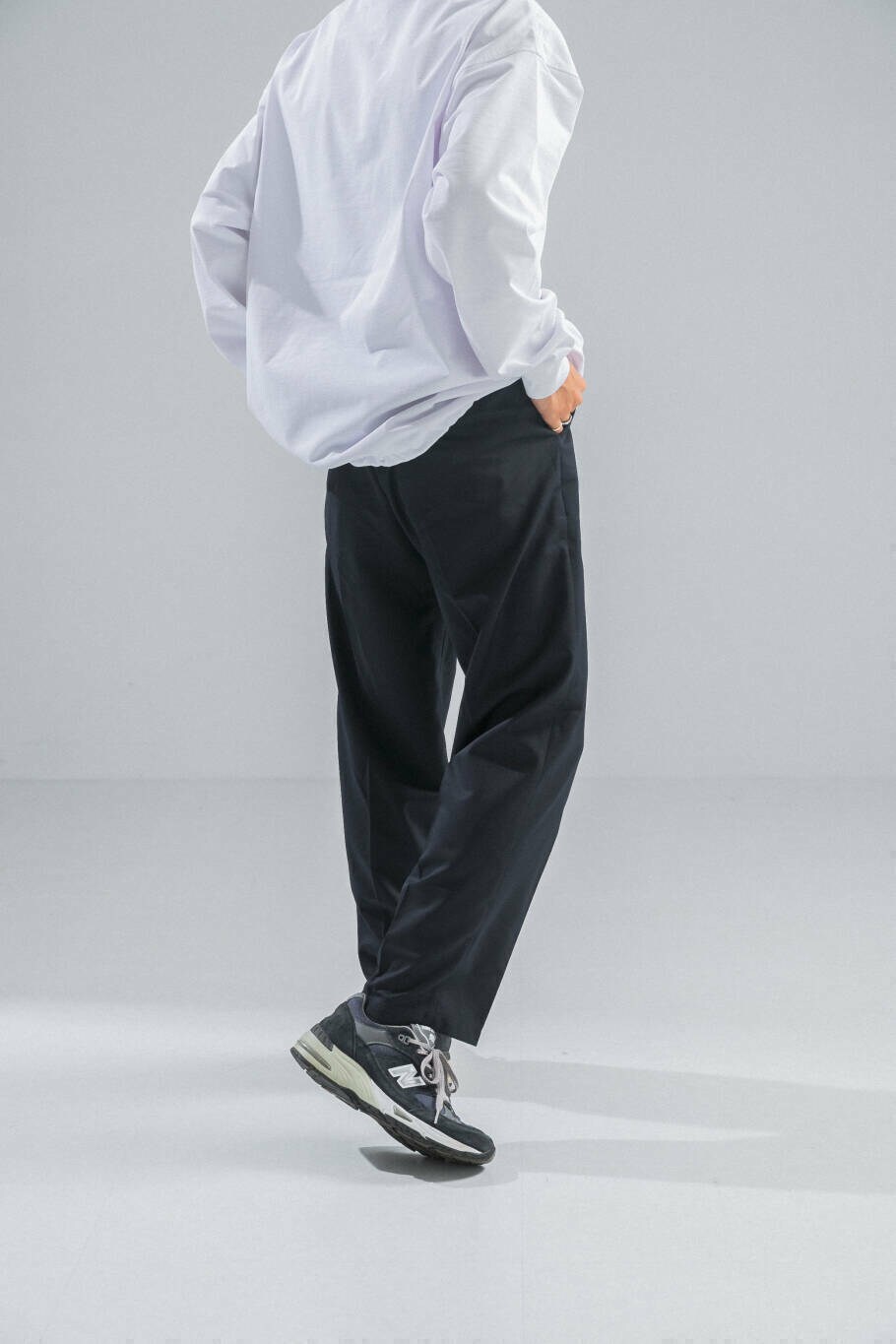 ブルー系のその他パンツ、ホワイト系のTシャツ/カットソーを着用したメンズの秋コーディネートの3枚目の写真