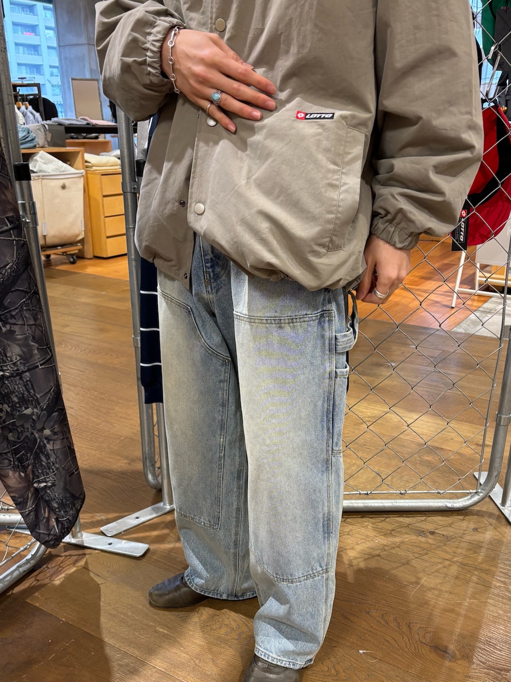 グリーン系のブルゾン、ブルー系のデニムパンツを着用したメンズの冬コーディネートの4枚目の写真