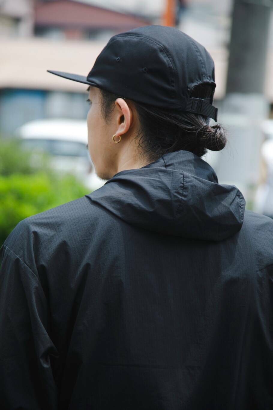 ブルー系のその他パンツ、ブラック系のスニーカー、ブラック系のパーカーを着用したメンズの夏コーディネートの5枚目の写真