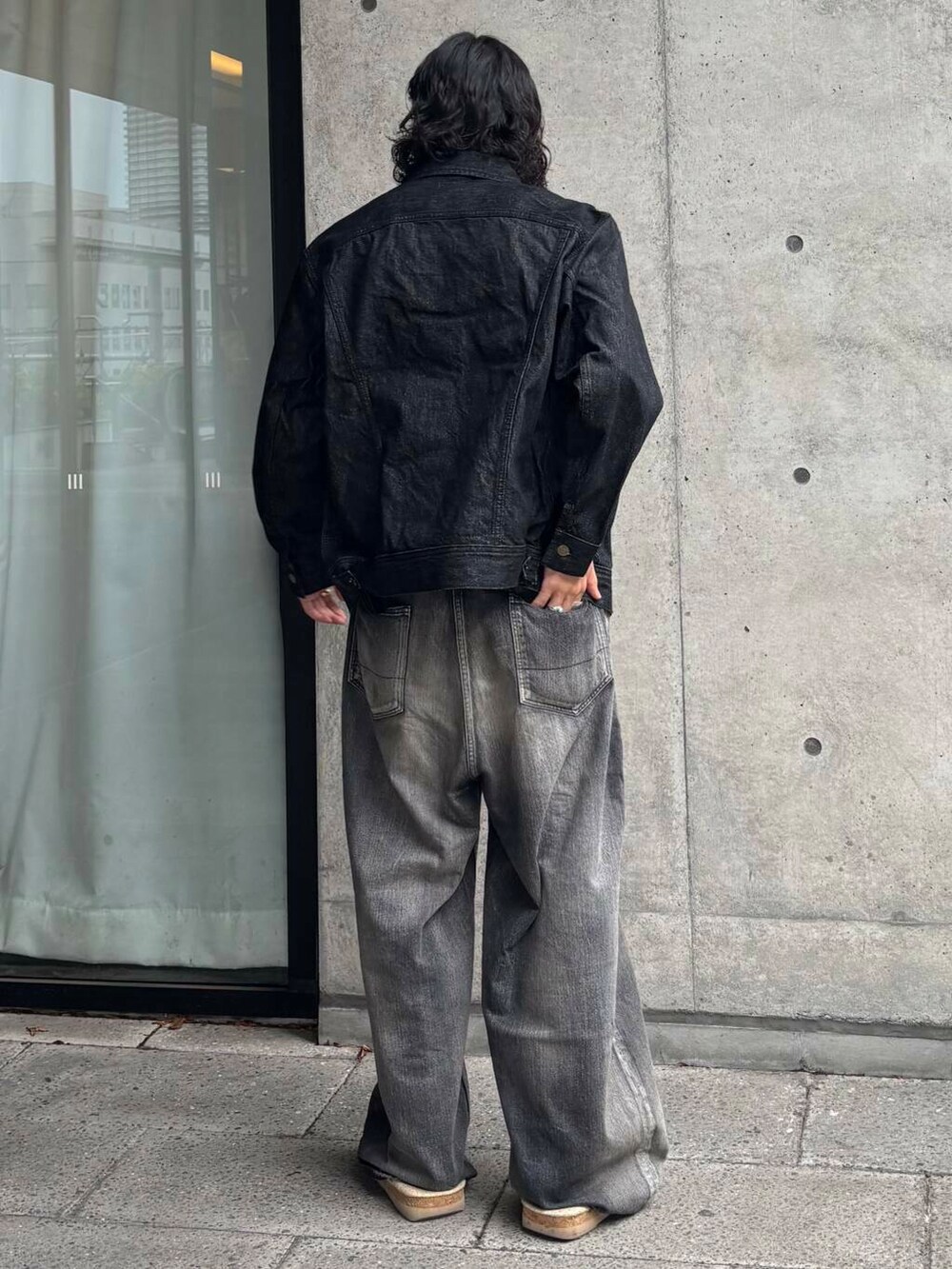 ブラック系のデニムジャケットを着用したメンズの夏コーディネートの5枚目の写真