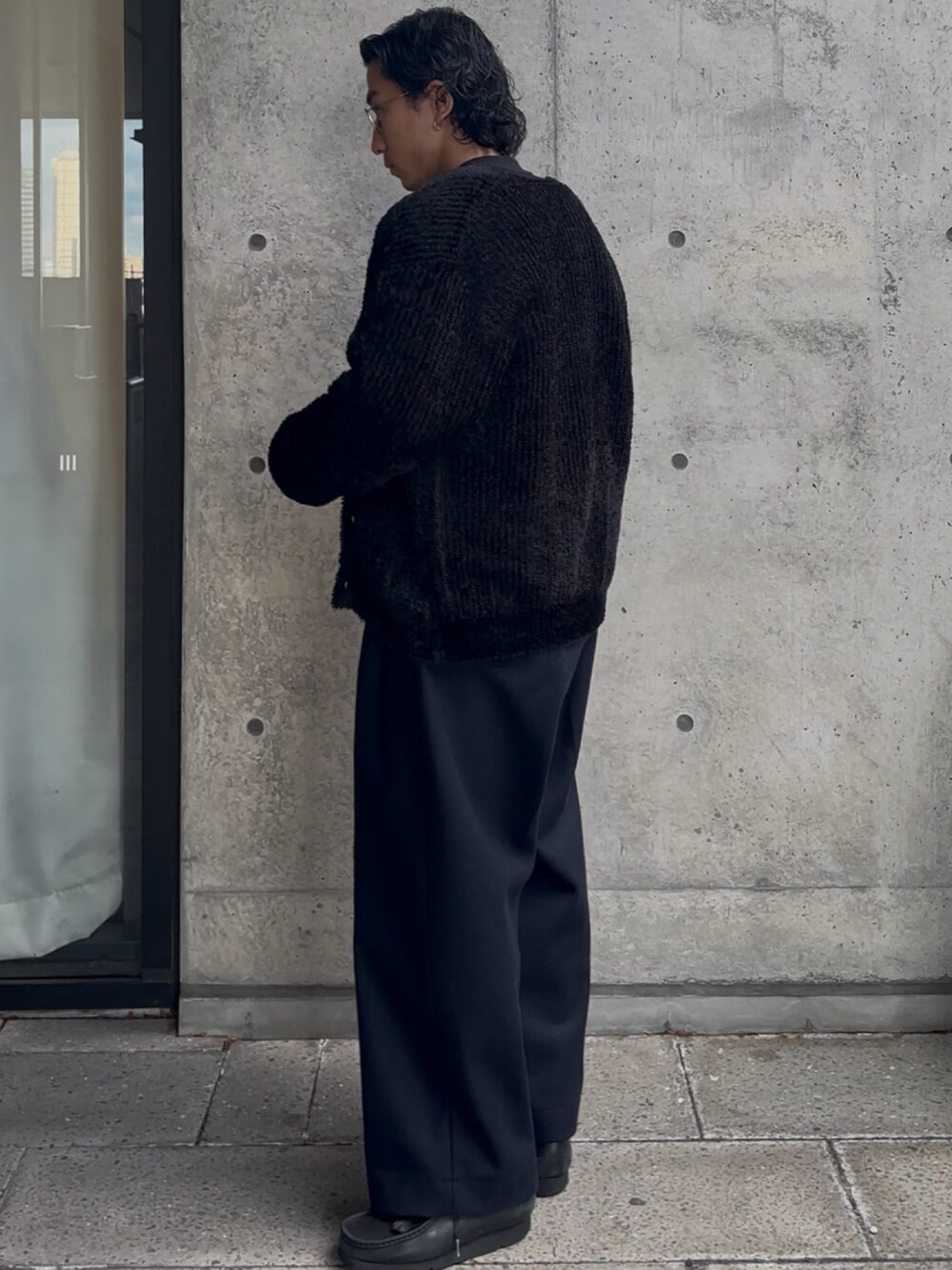 ブラック系のカーディガン/ボレロを着用したメンズの秋コーディネートの4枚目の写真