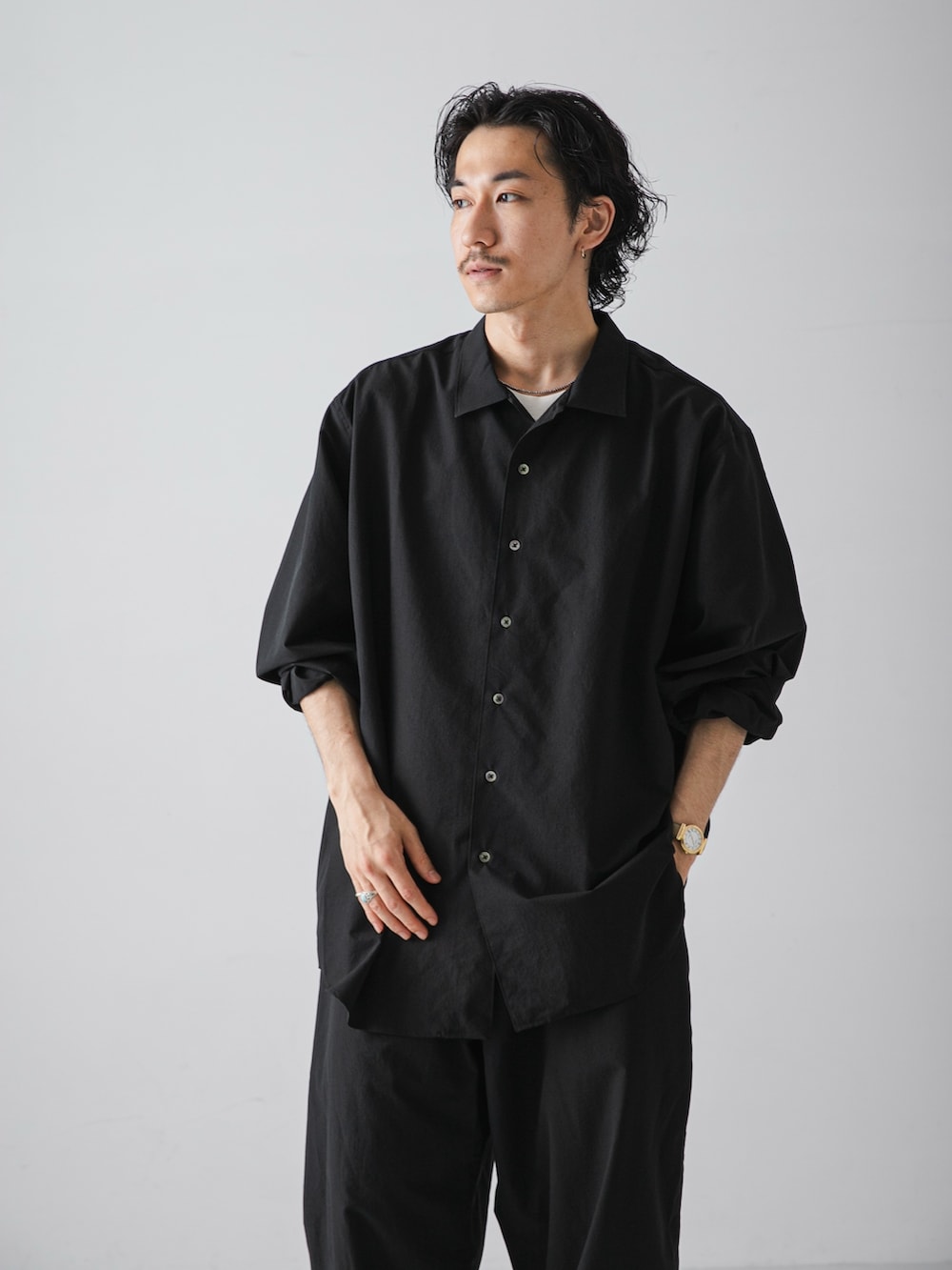 ブラック系のシャツ/ブラウス、ブラック系のその他パンツを着用したメンズの夏コーディネートの2枚目の写真