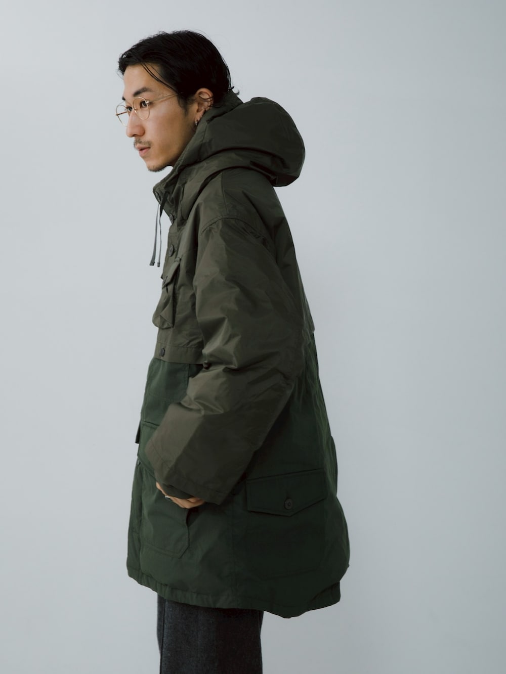 ブルー系のその他アウター、グレー系のその他パンツを着用したメンズの秋コーディネートの3枚目の写真