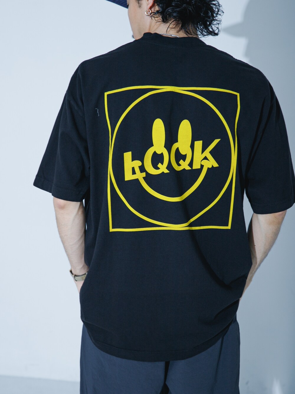 ブラック系のTシャツ/カットソー、ブルー系のキャップを着用したメンズの夏コーディネートの4枚目の写真