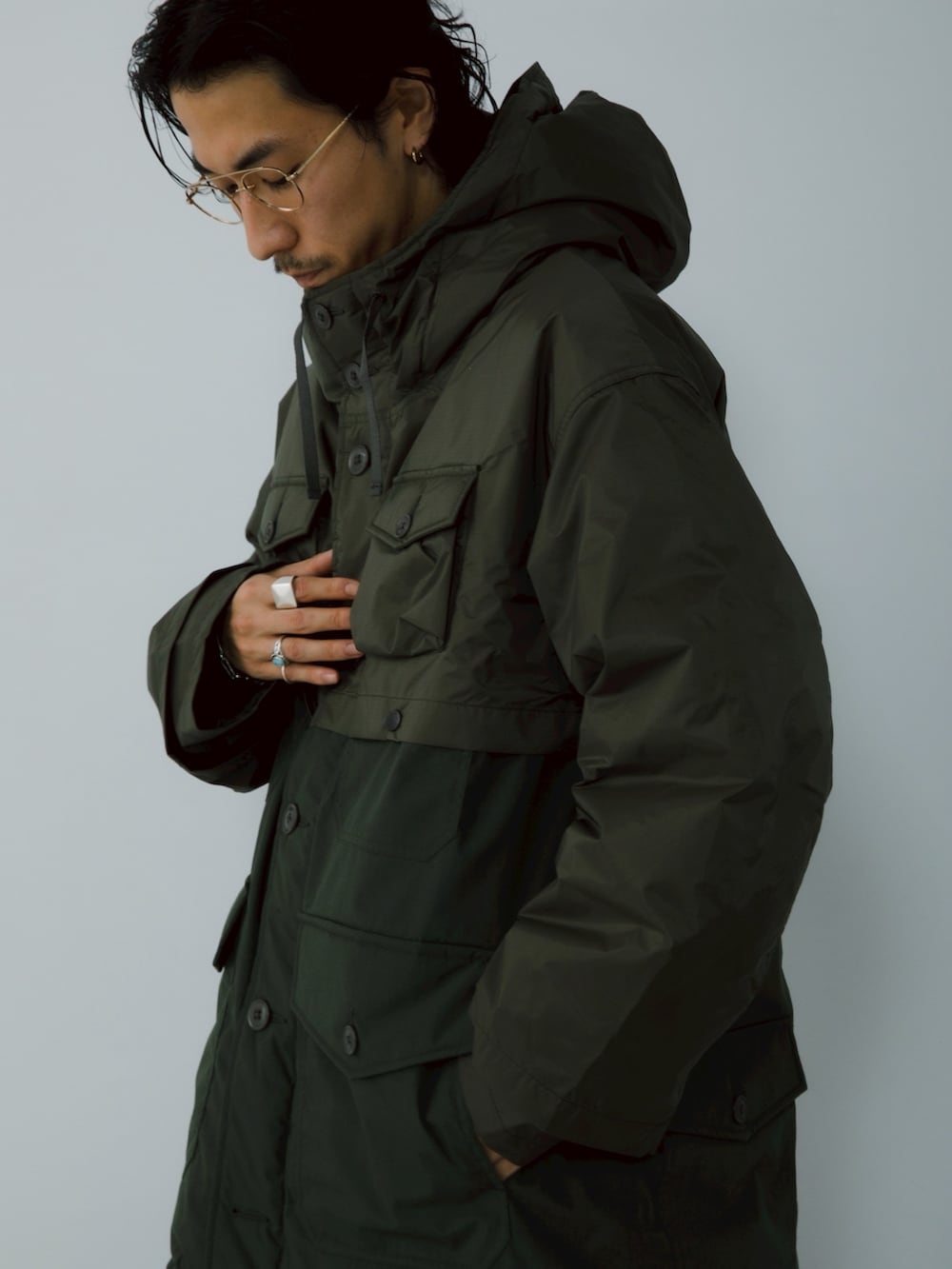 ブルー系のその他アウター、グレー系のその他パンツを着用したメンズの秋コーディネートの2枚目の写真