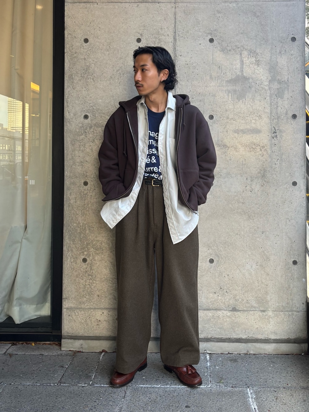 グレー系のシャツ/ブラウス、ブラウン系のパーカーを着用したメンズの冬コーディネートの2枚目の写真