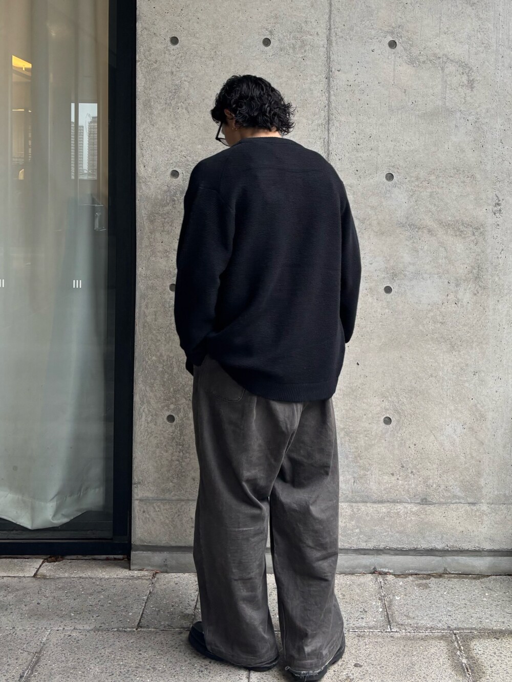 ブラック系のカーディガン/ボレロを着用したメンズの秋コーディネートの3枚目の写真