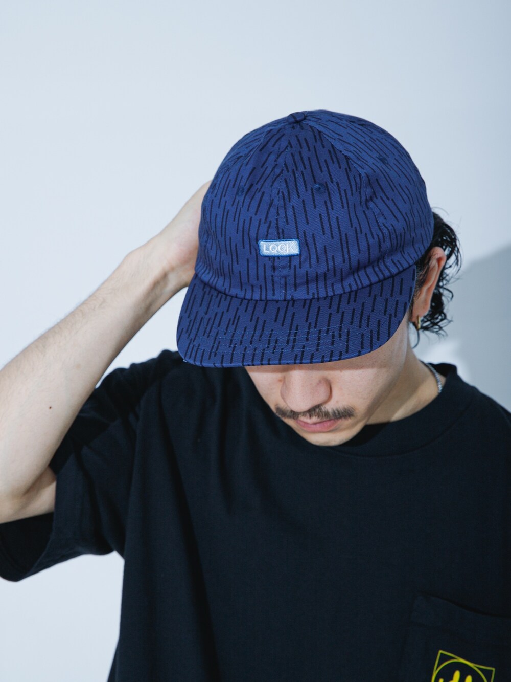 ブラック系のTシャツ/カットソー、ブルー系のキャップを着用したメンズの夏コーディネートの6枚目の写真