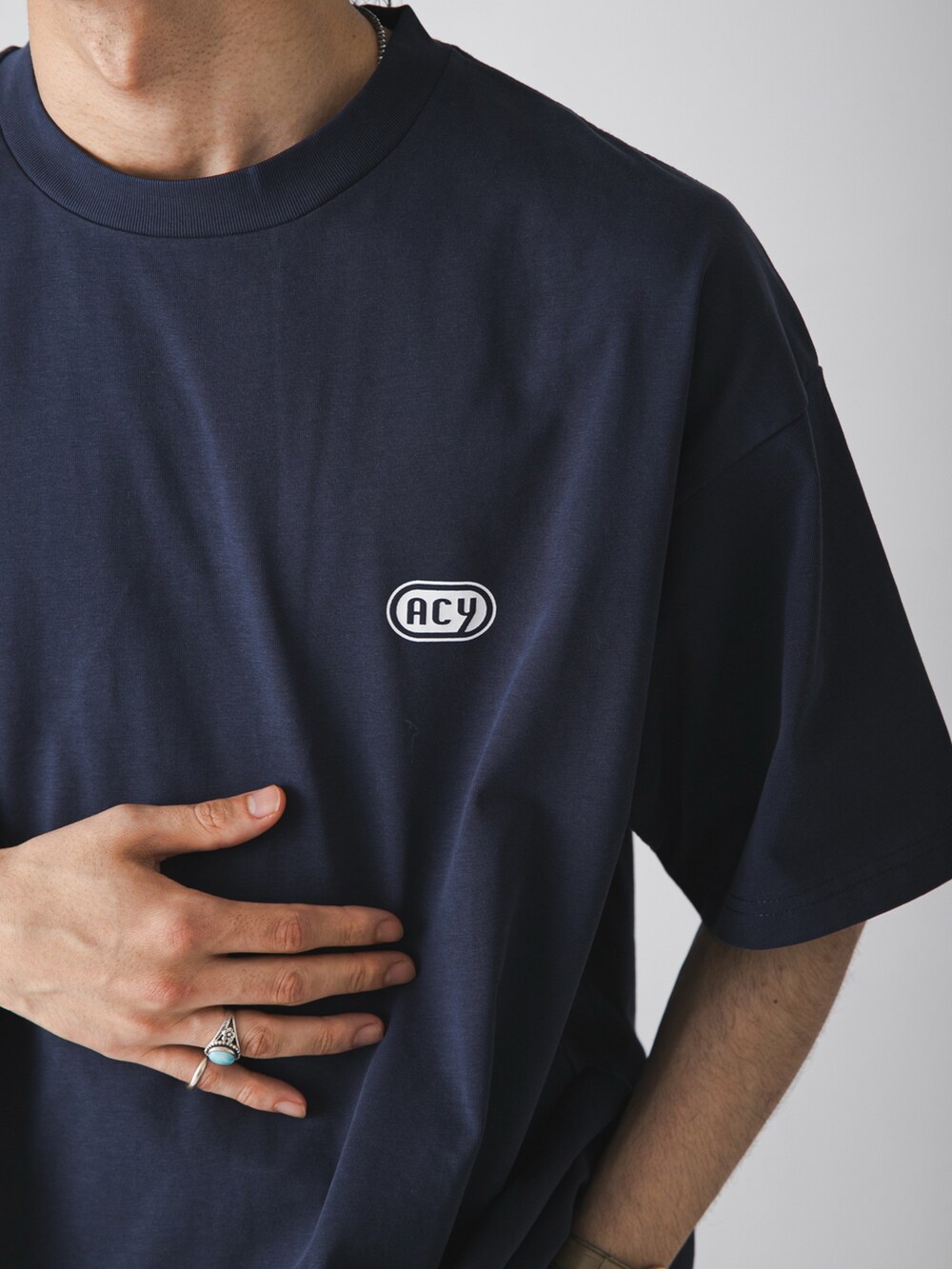 ブルー系のTシャツ/カットソー、ブルー系のデニムパンツを着用したメンズの夏コーディネートの4枚目の写真