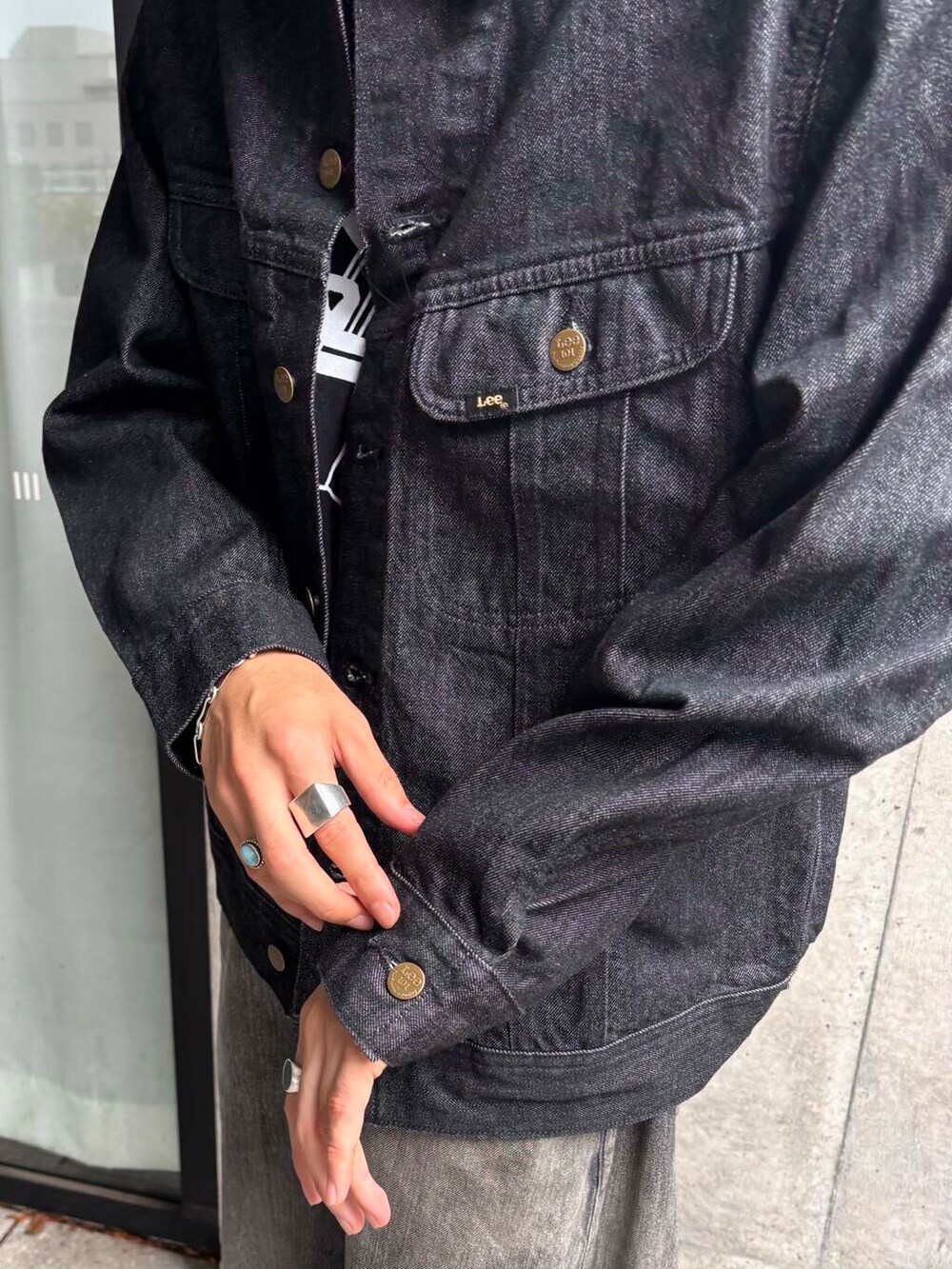 ブラック系のデニムジャケットを着用したメンズの夏コーディネートの8枚目の写真