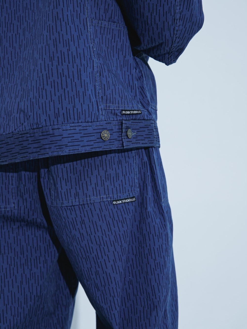 ブルー系のブルゾン、ブルー系のその他パンツ、ホワイト系のTシャツ/カットソーを着用したメンズの春コーディネートの5枚目の写真