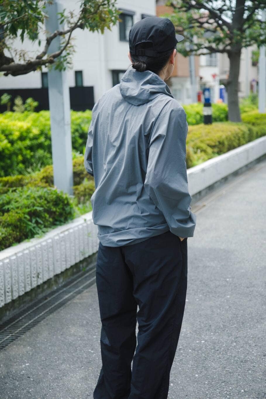 ブラック系のその他パンツ、ブラック系のスニーカー、グレー系のパーカーを着用したメンズの夏コーディネートの3枚目の写真