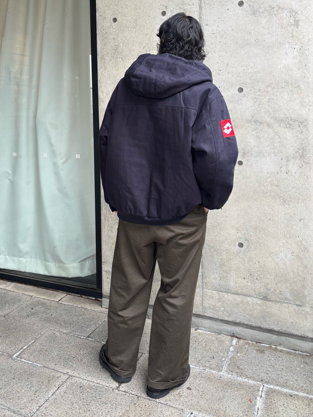 ブルー系のダウンジャケット/コートを着用したメンズの秋コーディネートの3枚目の写真