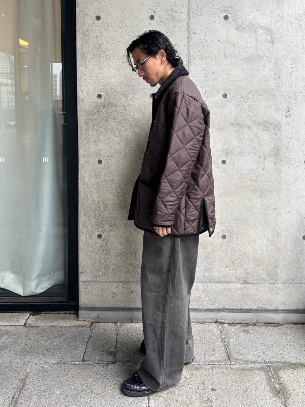 ブラウン系のダウンジャケット/コートを着用したメンズの秋コーディネートの3枚目の写真