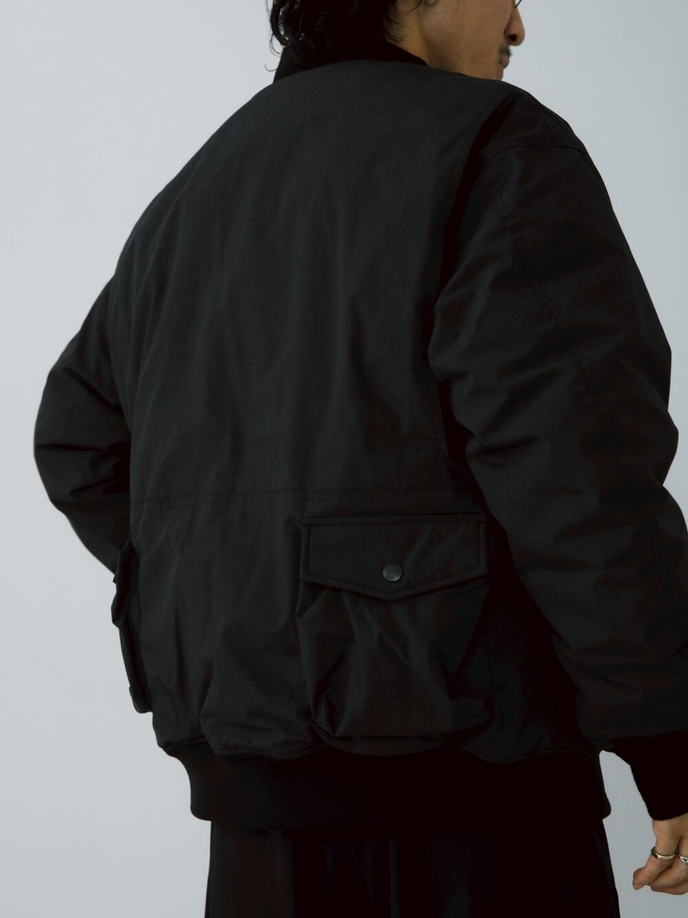 ブラック系のその他アウターを着用したメンズの秋コーディネートの3枚目の写真